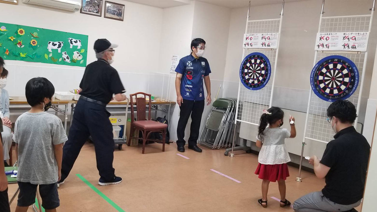 【ダーツボード111台配布企画】東田臣プロ活動レポート② 『スマイルダーツ教室 @東灘地区助け合いネットワーク』